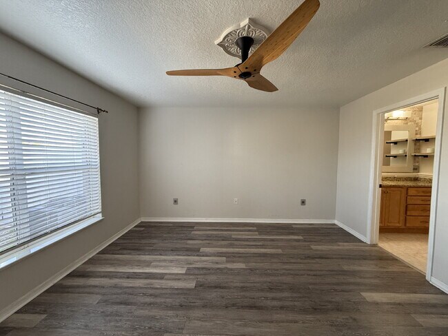 Building Photo - 3-bedroom, 2-bathroom