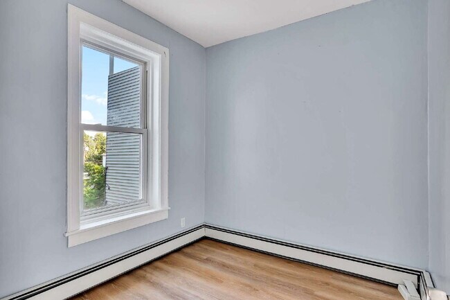 Building Photo - 57 1/2 Saratoga Avenue