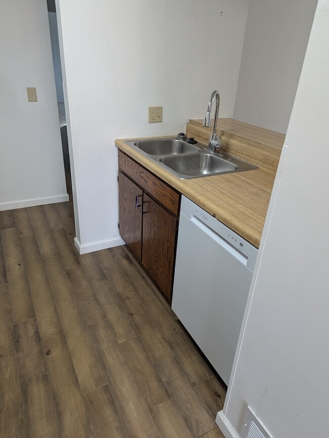 Building Photo - 108 Burwash Ave