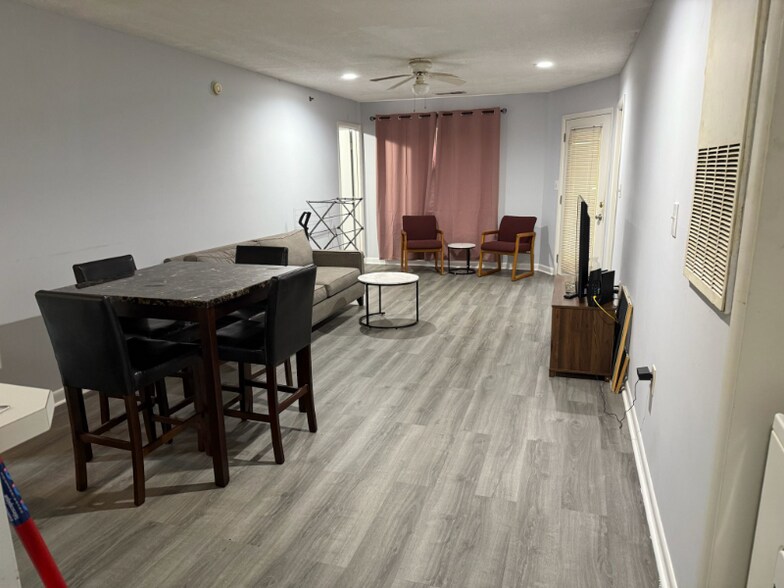 Building Photo - 1431 Collegiate Cir