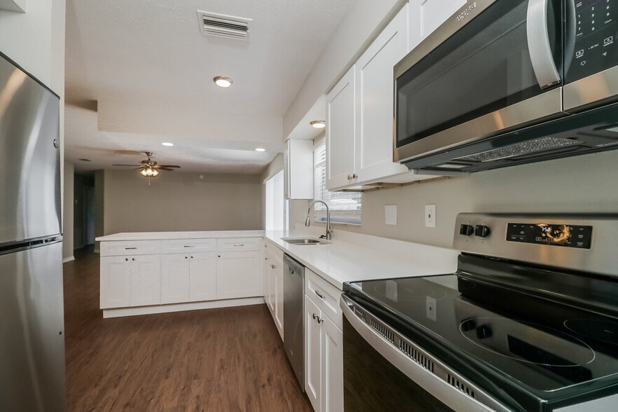 Building Photo - 528 Crestover Dr