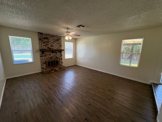 Building Photo - Cozy Home on Spacious Lot with Pool Available Now!