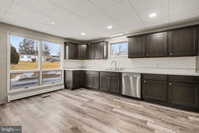 Building Photo - 5885 Avis Ln