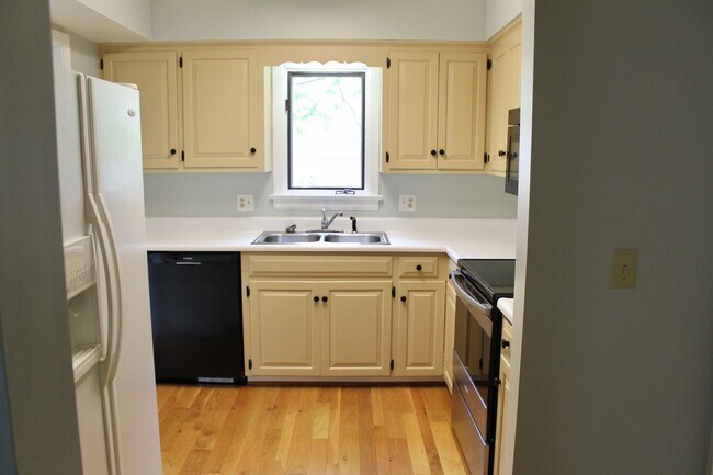 Building Photo - 736 Woodland Dr