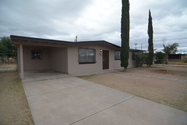 Building Photo - Charming 3 Bedroom 2 Bath Home! South Tucs...