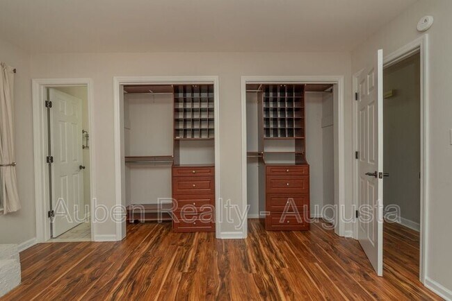 Building Photo - 250 Brooks Dr