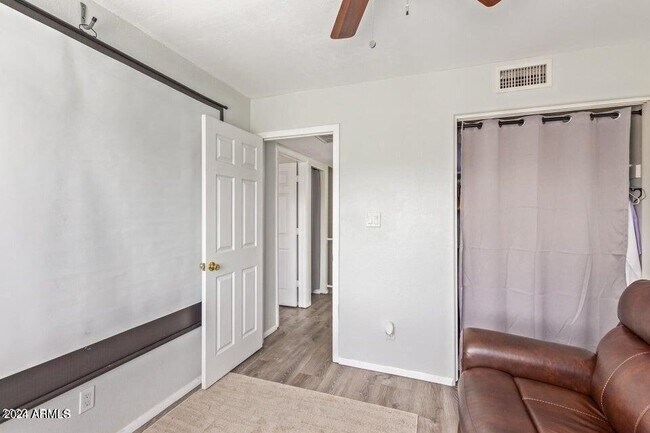 Building Photo - 948 S Alma School Rd