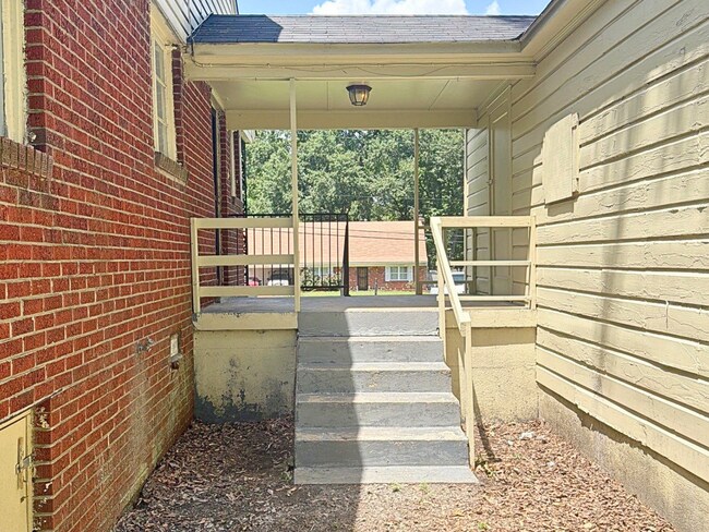 Building Photo - 799 Rosebanks Rd