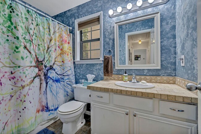 Building Photo - 3 bedroom/2 bathroom Home
