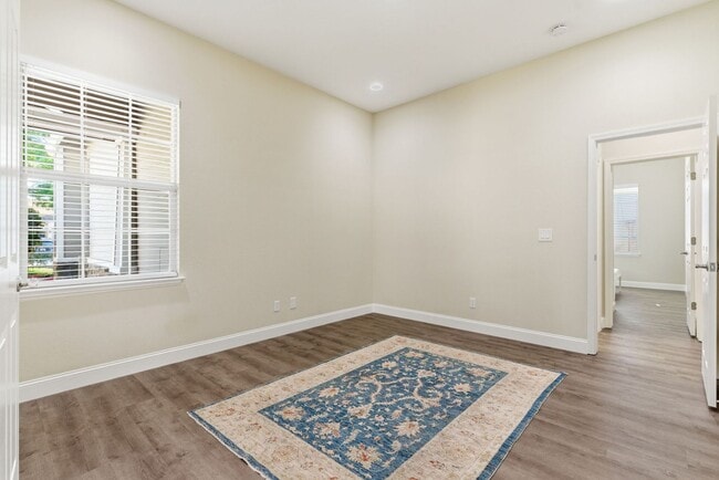 Building Photo - BEAUTIFULLY MAINTAINED SINGLE STORY HOME IN GREAT BRENTWOOD LOCATION!