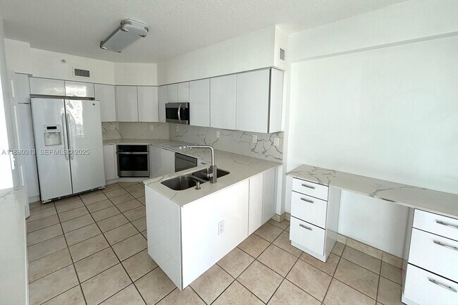 Building Photo - 3370 Hidden Bay Dr