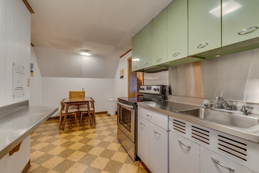 Kitchen with table - 1032 E Wayne St