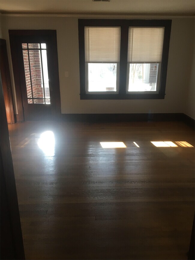 Building Photo - 332 W Maple St
