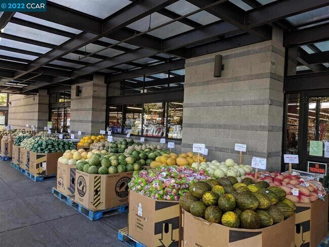 Building Photo - 1930 Stuart St