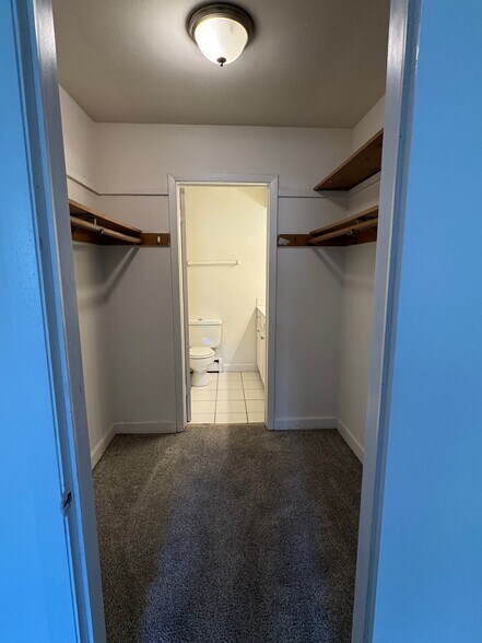 Building Photo - 2260 N Summit Ave