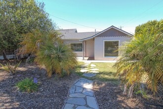 Building Photo - 1 Bed, 1 Bath Cottage in Grover Beach