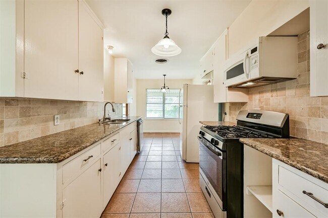 Building Photo - 3022 Broadmead Dr