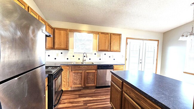 Building Photo - 4 bed, 3 bath Home w/ 2 car garage in Hays...