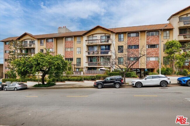 Building Photo - 1735 N Fuller Ave