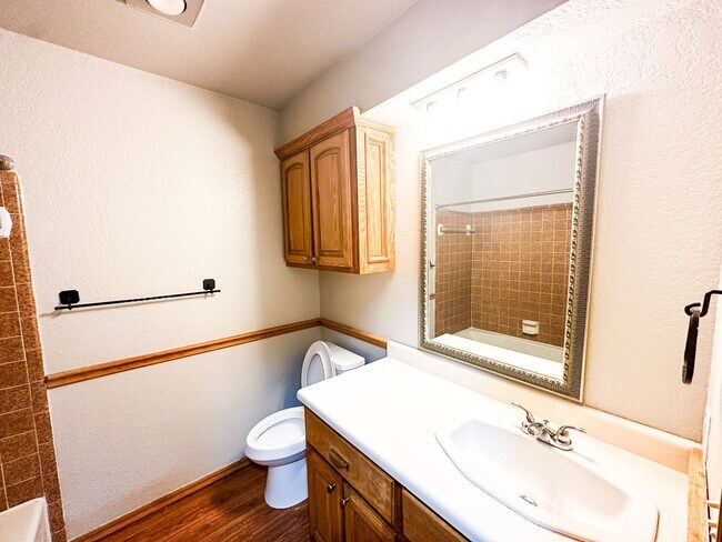 Building Photo - Great 3 Bed & 2 Bath Home in Yukon!