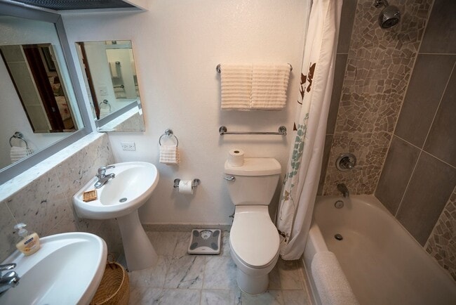 Building Photo - BEACH FRONT 2/2/1pkg, furnished condo on W...