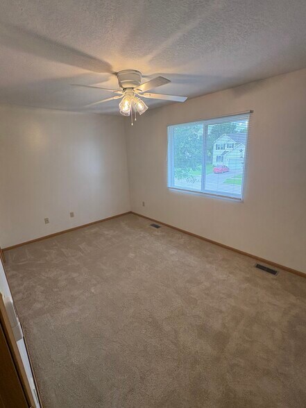 Building Photo - 872 Edgewater Dr