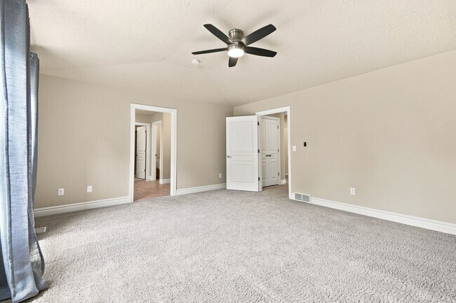 Building Photo - Quiet & Spacious 4 Bed Holladay Home – Walk-In Closets & Big Backyard!!!