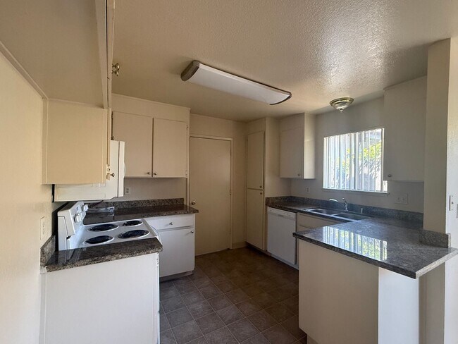 Building Photo - 3 Bed, 2 Bath Home with 2-Car Garage in Quail Lake Area