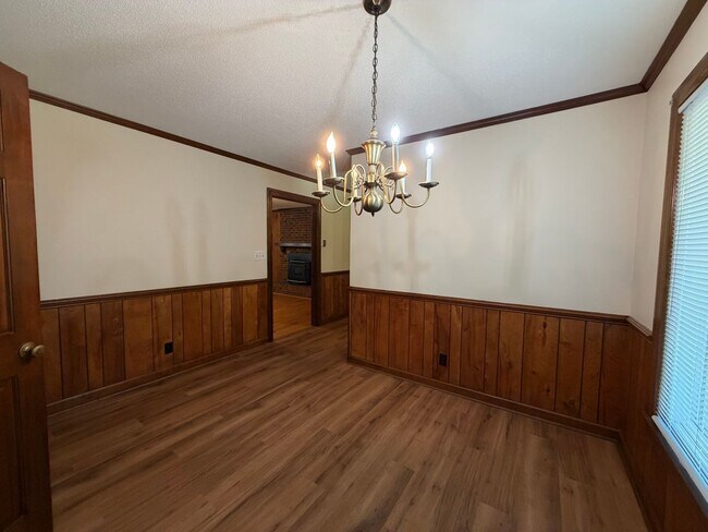 Building Photo - 124 Rock Creek Dr S