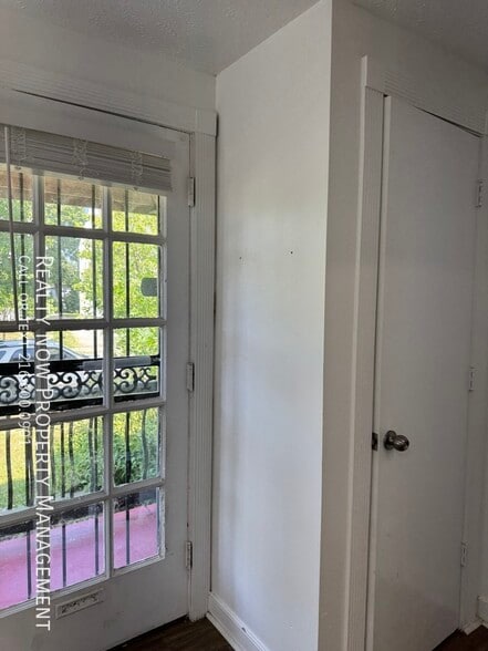 Building Photo - 3373 Colwyn Rd