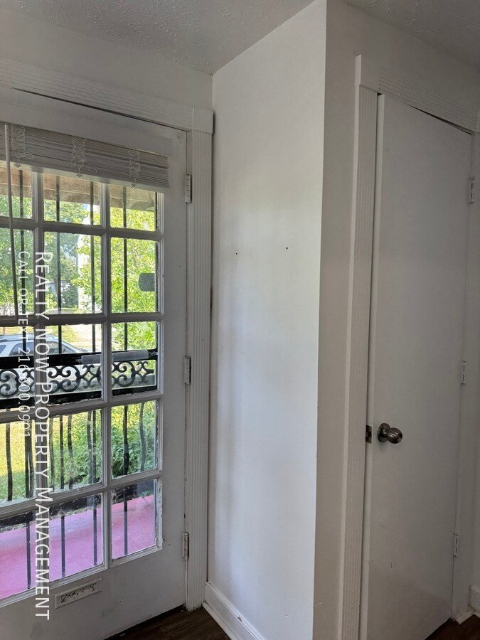 Building Photo - 3373 Colwyn Rd