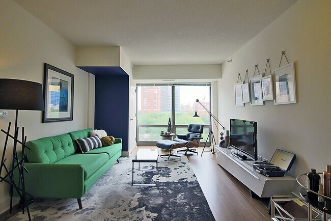 Building Photo - 879 S Clark St