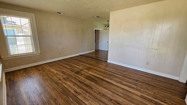 Building Photo - 3 bedroom, 1 bath, NEW hardwood floors!