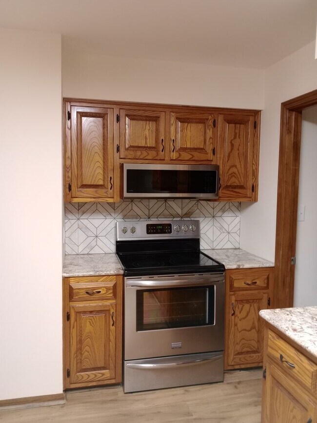 Building Photo - Charming 3 Bedroom, 2 Bath Single Family H...