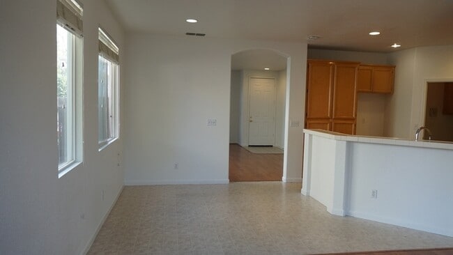 Building Photo - Gorgeous 3 bedroom 2 bathroom home in Sacramento!