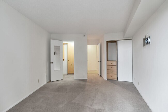 Building Photo - Luxurious 1 Bed 1 Bath Condo In Vibrant Belvedere