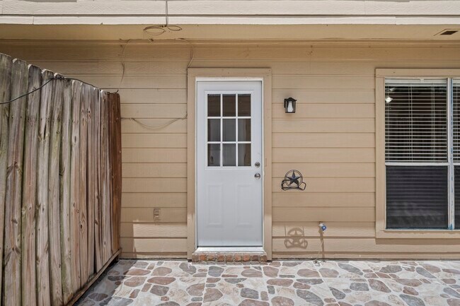 Building Photo - 925 Memorial Village Dr
