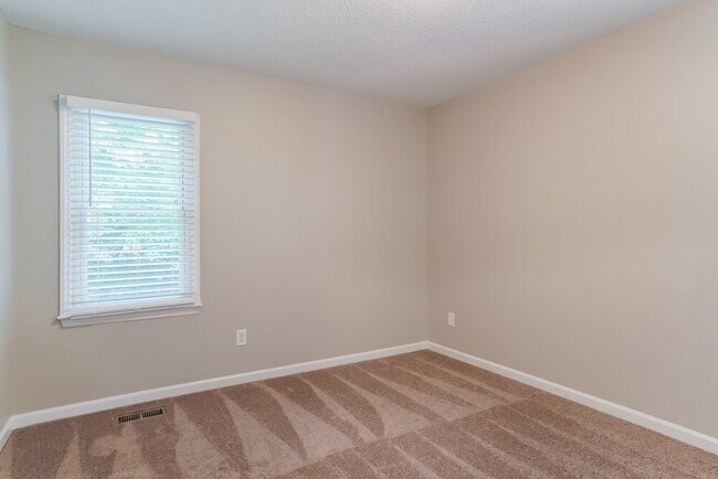 Building Photo - 353 Amherst Creek Dr