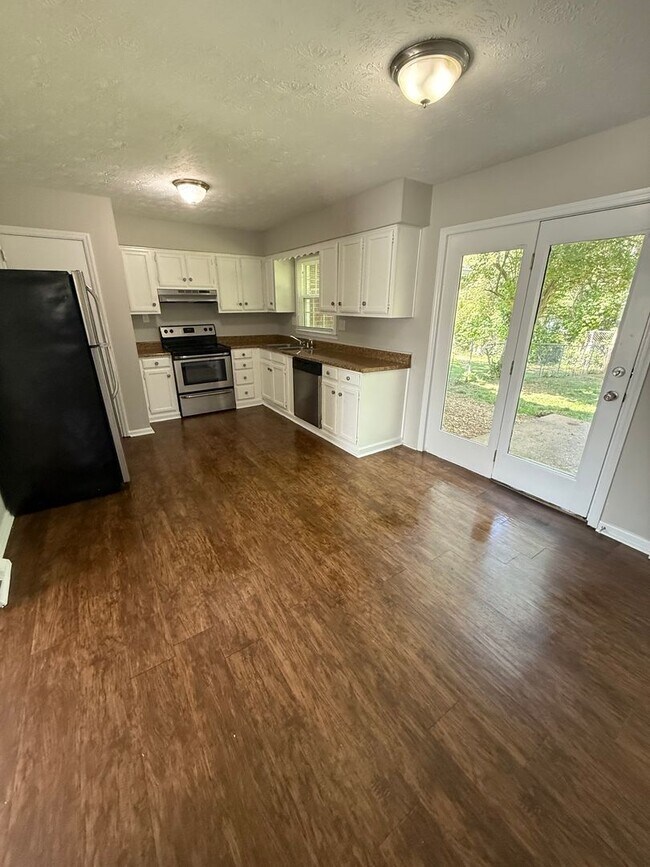 Building Photo - 3-bedroom, 2 full bath duplex in the desirable Lansdowne area