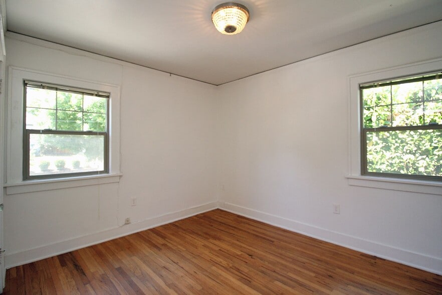 Building Photo - 2905 SE Alder St