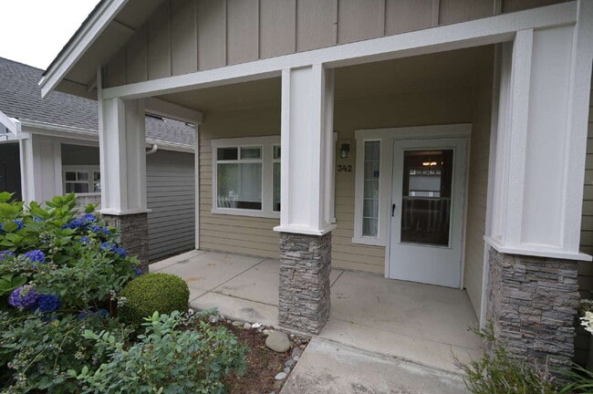 Building Photo - 2 bed 2 bath 2 car garage, in Sequim