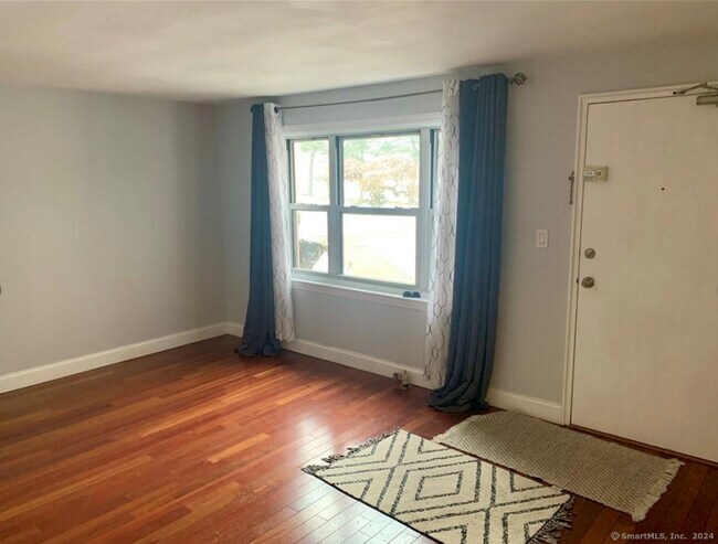 Building Photo - 1070 Main St