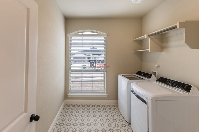 Building Photo - Well-Designed 3 Bed/2 Bath Home with Bonus Office