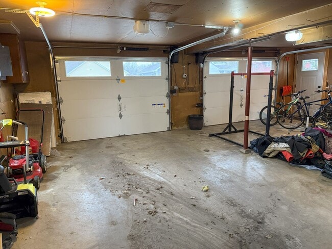 Building Photo - Lake Livin' - 3 Bed / 1.5 bath house on Lake Monona Channel