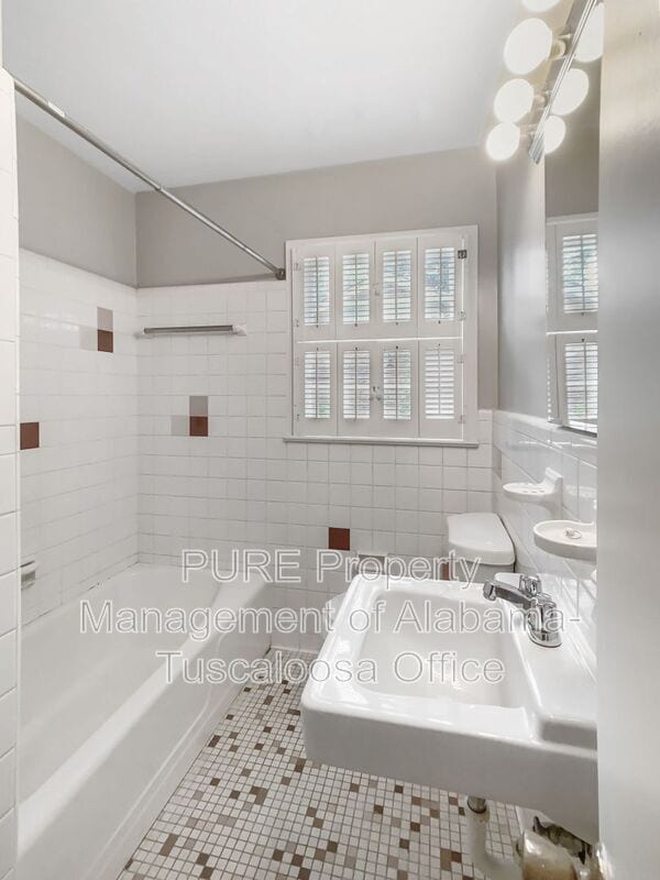 Building Photo - 3613 Mayfair Dr