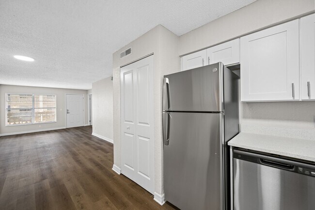Building Photo - Newly Renovated 2 Bed-2 Bath Apartment wit...