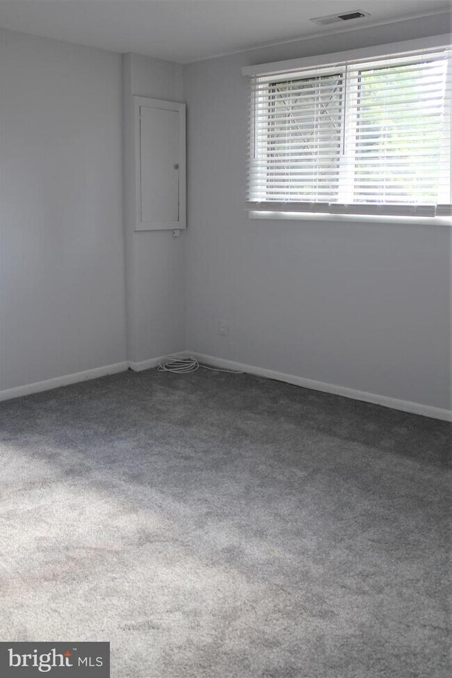 Building Photo - 27 Tudor Ct