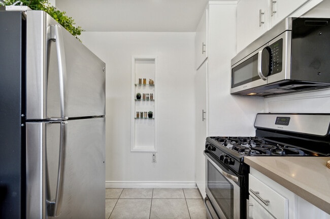 Building Photo - 15034 1/2 Dickens St