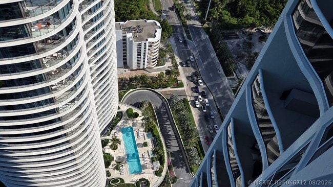 Building Photo - 15811 Collins Ave