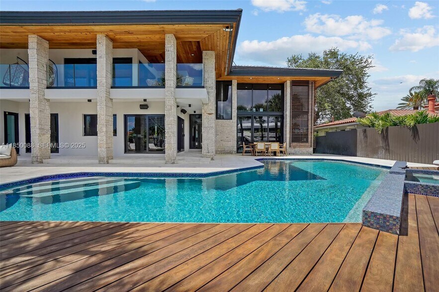 Building Photo - 3251 NE 164th St